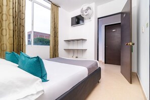 Hypo-allergenic bedding, free WiFi, bed sheets