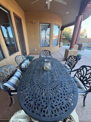 Outdoor dining - Serene Scottsdale Home:Heated Pool,HotTub,FirePit,Putting Green & Mountain Views (Scottsdale)