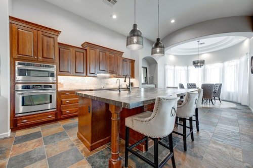 Serene Scottsdale Home:Heated Pool,HotTub,FirePit,Putting Green & Mountain Views