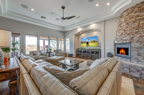 Serene Scottsdale Home:Heated Pool,HotTub,FirePit,Putting Green & Mountain Views