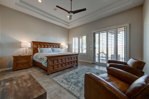 4 habitaciones, tabla de planchar con plancha y cuna de viaje 