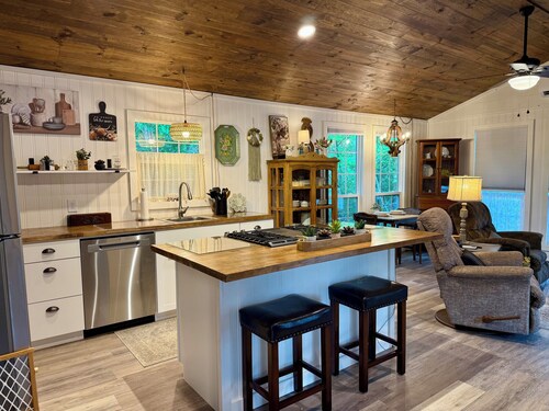 Guest house 10 min from Canton. Full kitchen. Spa. Fire pit. High Speed WiFi.