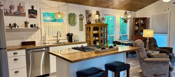 Guest house 10 min from Canton. Full kitchen. Spa. Fire pit. High Speed WiFi.