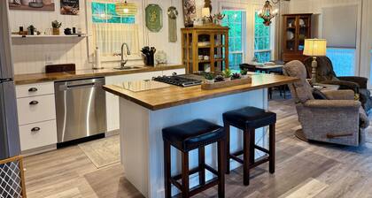 Guest house 10 min from Canton. Full kitchen. Spa. Fire pit. High Speed WiFi.