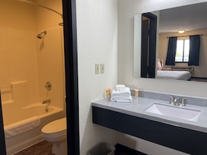 Room, 1 King Bed, Non Smoking | Bathroom | Combined shower/tub, towels