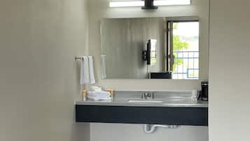 Chambre Standard, 1 trĂšs grand lit, non-fumeurs | Salle de bain | Ensemble douche/baignoire, articles de toilette gratuits, sĂšche-cheveux