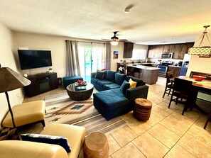 Smart TV, fireplace - Beautiful 4 BR, stunning Pool- Close to Spring Training & State Farm Stadium (Glendale)