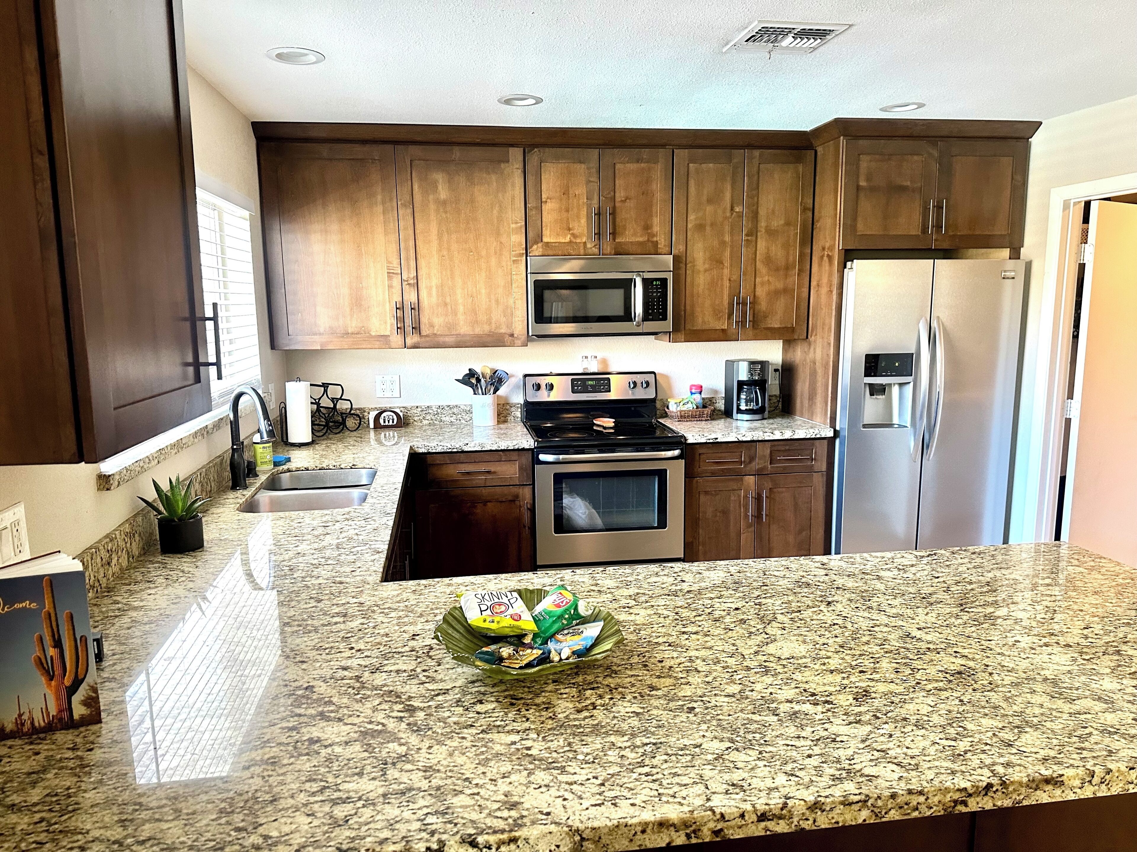 Jääkaappi, mikroaaltouuni, uuni, liesi