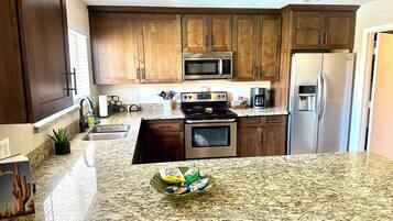 Refrigerador, microondas, horno y parrilla de estufa