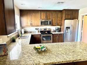 冷蔵庫、電子レンジ、オーブン、コンロ