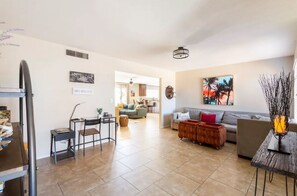 Smart TV, fireplace - Beautiful 4 BR, stunning Pool- Close to Spring Training & State Farm Stadium (Glendale)