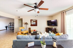 Smart TV, fireplace - Beautiful 4 BR, stunning Pool- Close to Spring Training & State Farm Stadium (Glendale)