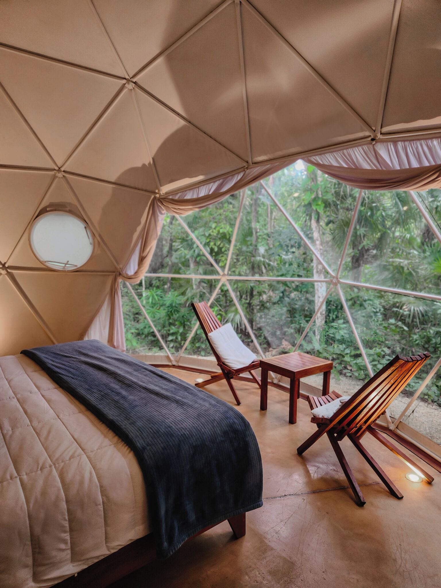 プレミアム ルーム | ノートパソコン用作業スペース、ベッドシーツ