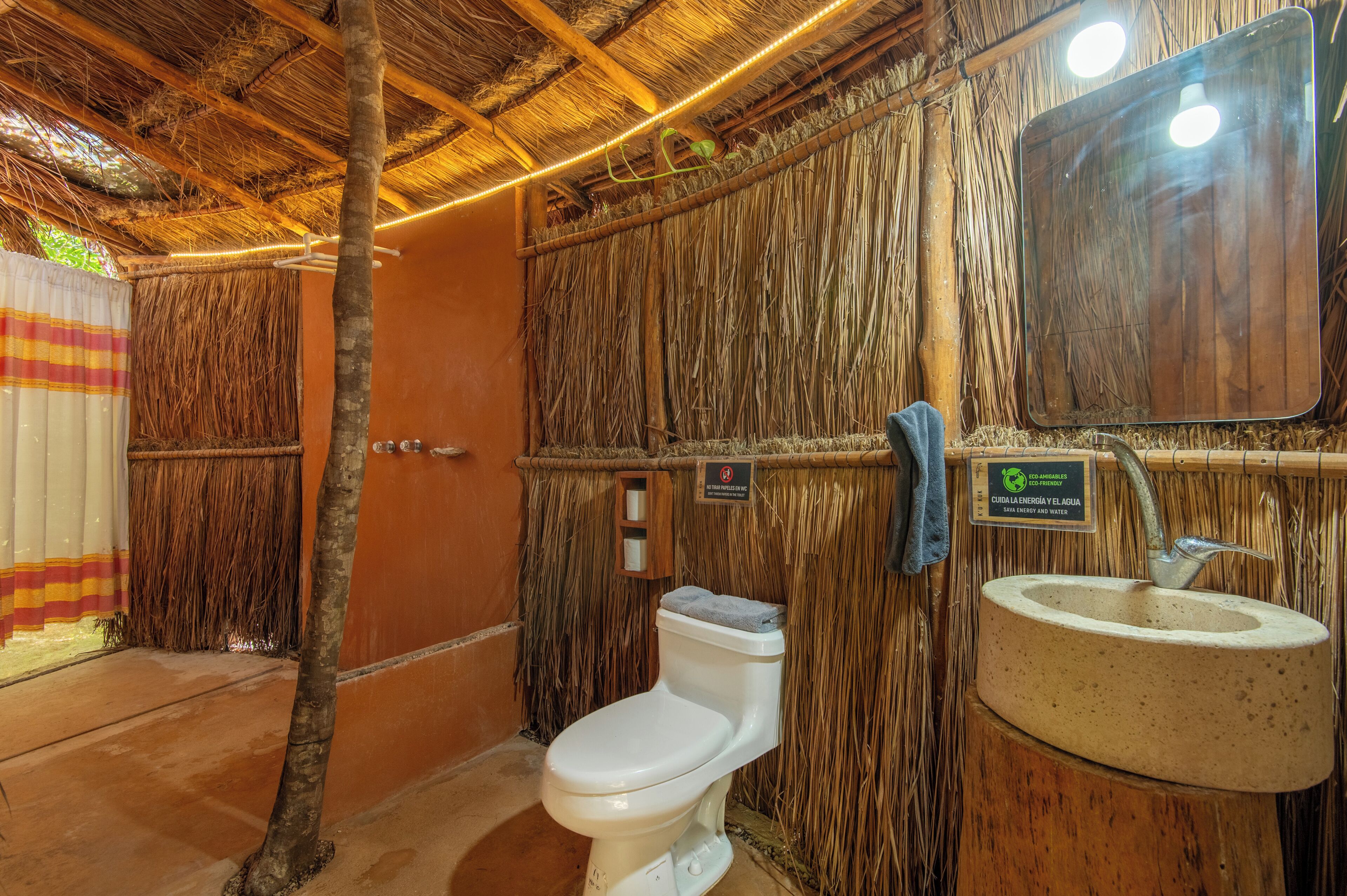 Un baño con inodoro, lavabo y espejo.