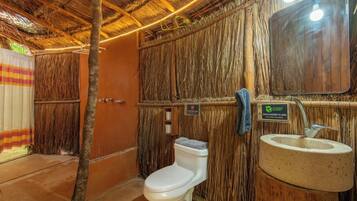 Un baño con inodoro, lavabo y espejo.