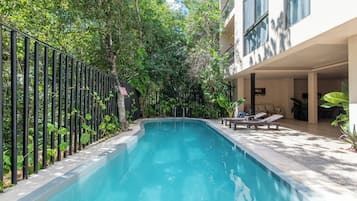 2 albercas al aire libre