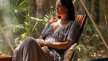 Habitación Premium | Espacio para trabajar con laptop y ropa de cama