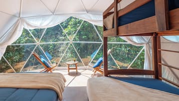 Habitación cuádruple estándar, 1 habitación | Espacio para trabajar con laptop y ropa de cama