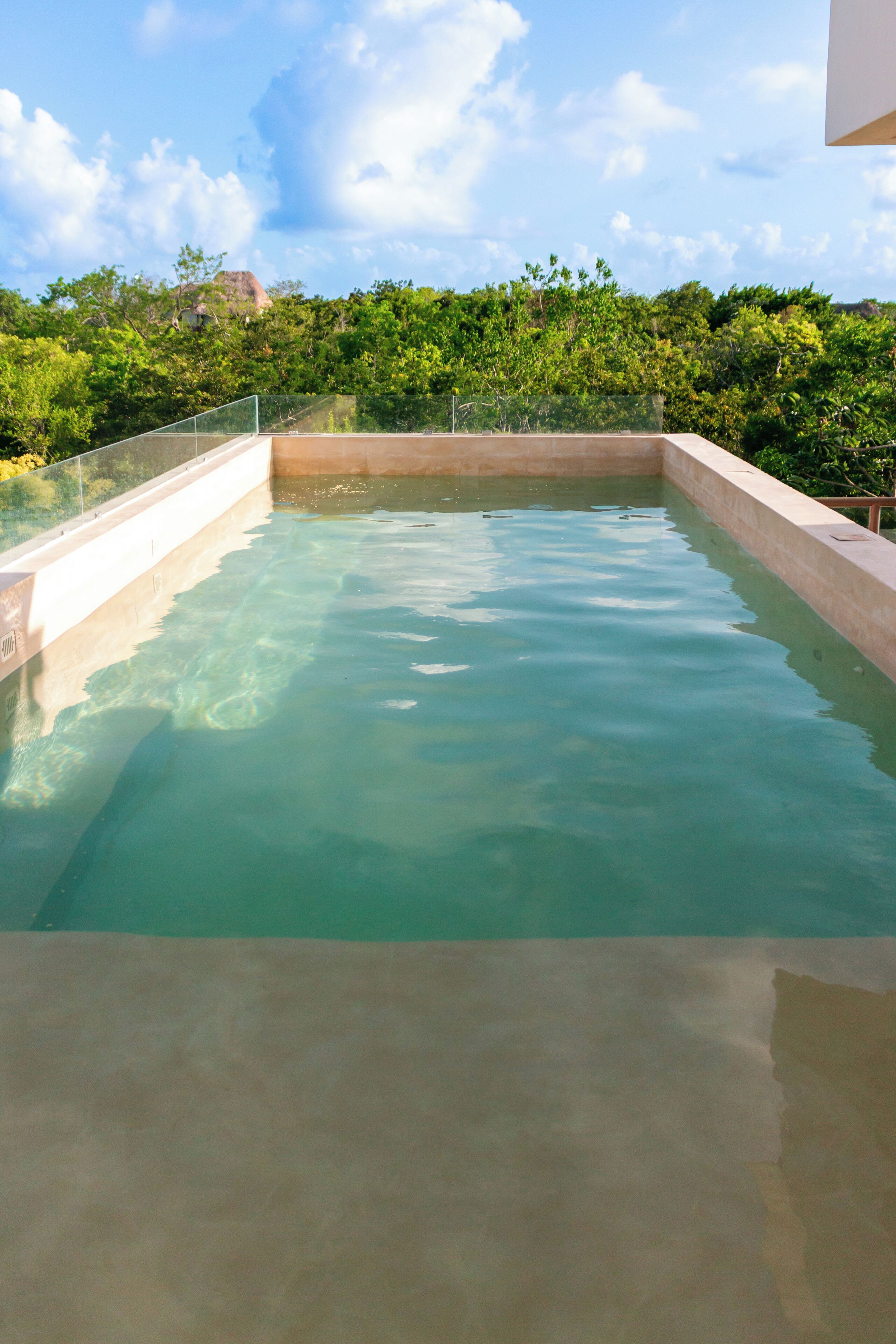 2 つの屋外プール