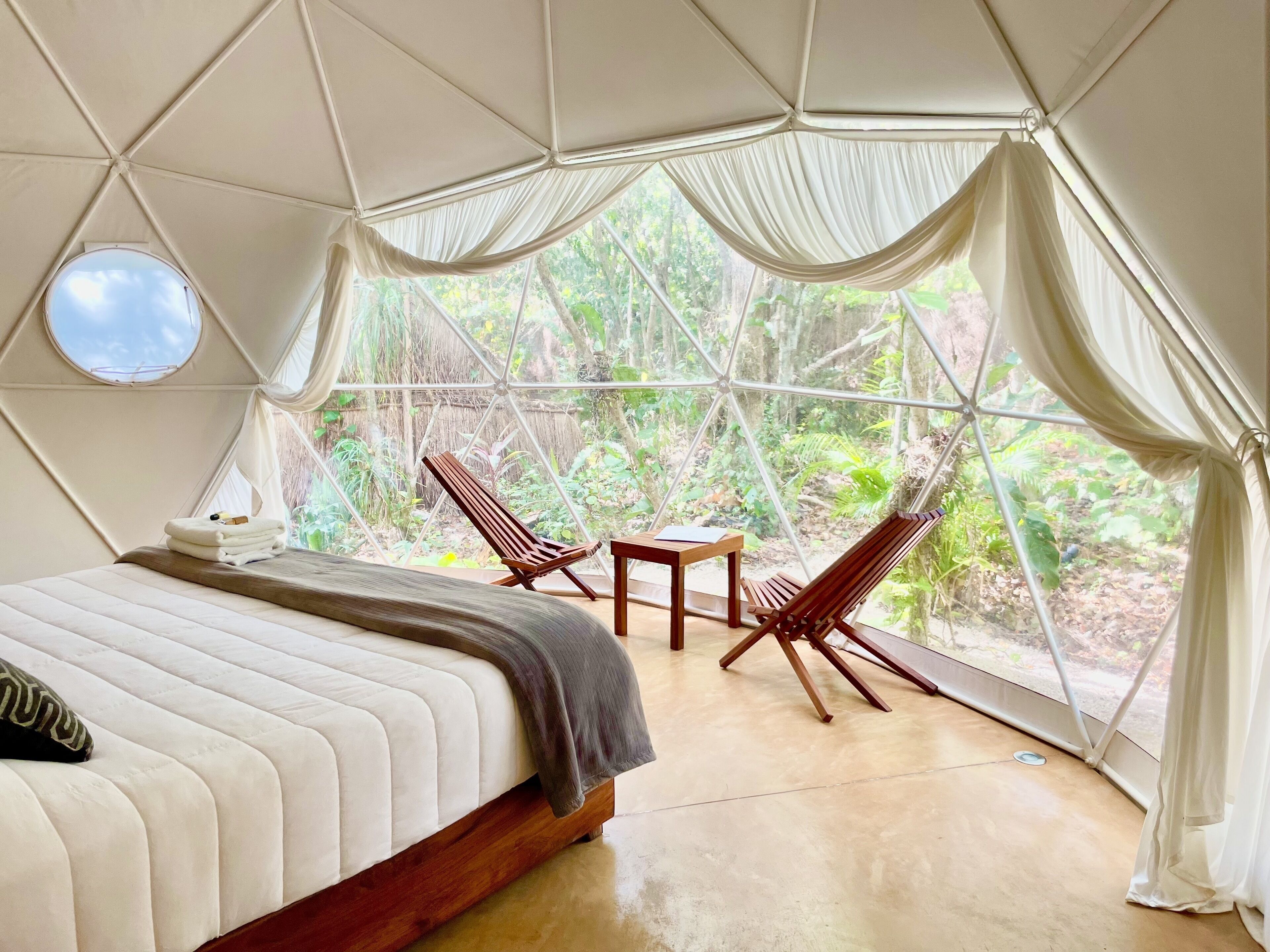 Een laptopwerkplek, beddengoed