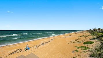 Am Strand, Liegestühle, Strandtücher
