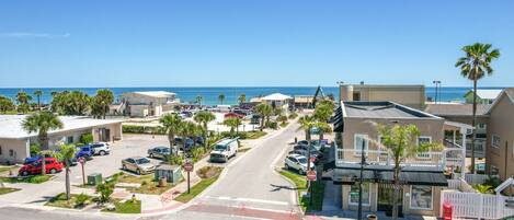 Parkplätze auf dem Gelände