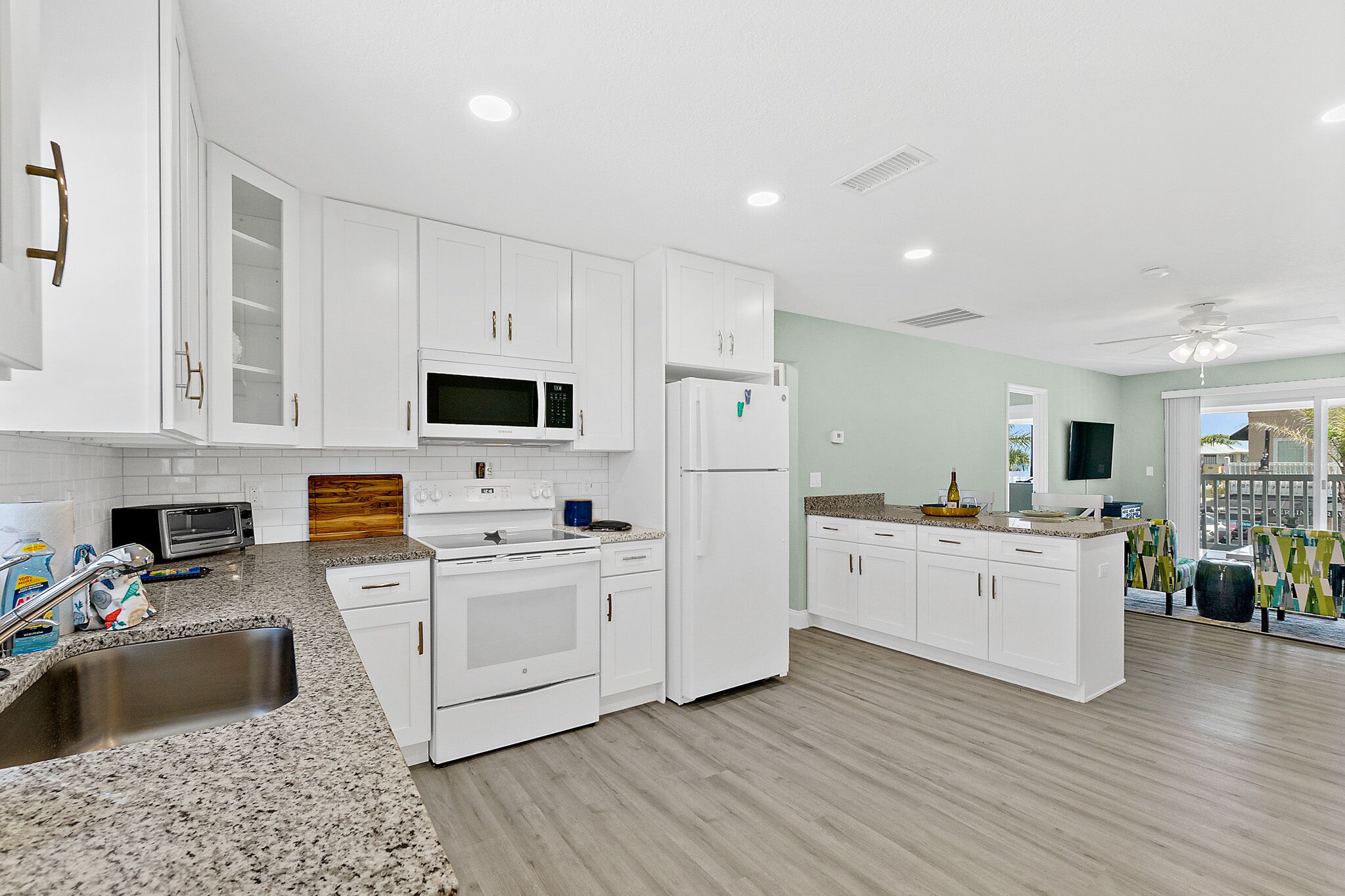 雪櫃、微波爐、焗爐、爐具