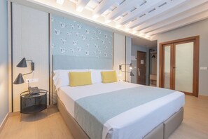 Habitación doble | Minibar, caja de seguridad en la habitación y escritorio