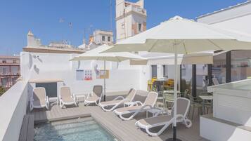 Außenpool (je nach Saison geöffnet), Sonnenschirme, Liegestühle