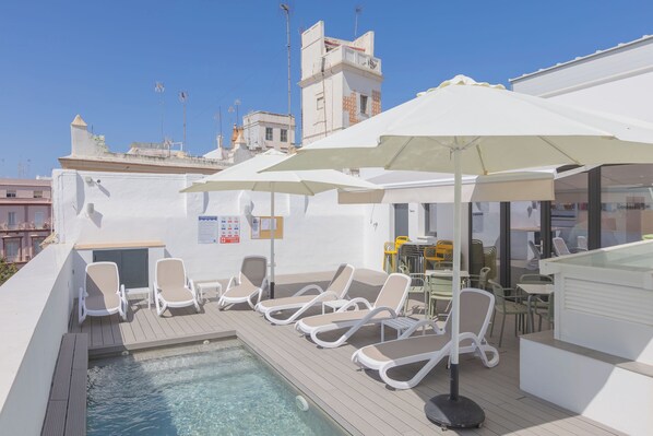 Seasonal outdoor pool, pool umbrellas, sun loungers - Soho Boutique Columela  (Cádiz)