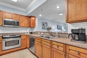 Frigorifero, microonde, forno, piano cottura