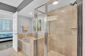 Badewanne, Haartrockner, Handtücher