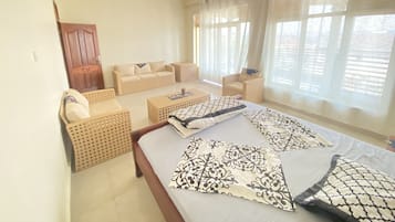 6 bedrooms, desk, iron/ironing board, free WiFi