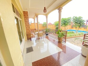Outdoor dining - Beautiful and spacious 6 bedrooms Villa with pool in Gaculiro (Kigali)