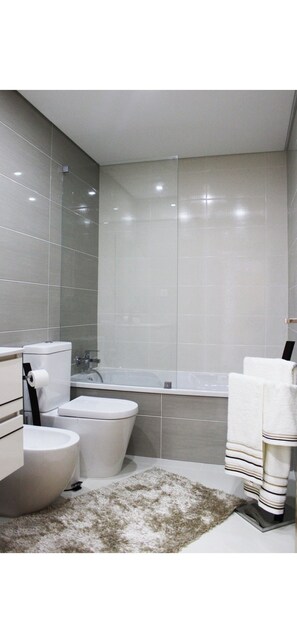 Ducha y bañera combinadas y bidé
