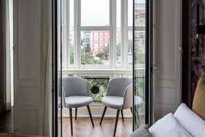Quarto casal superior | Frigobar, cofres nos quartos, escrivaninha, cortinas blackout