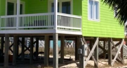 Salty Lime, Pet Friendly! Beach House! Sleeps 8 Steps from the beach!