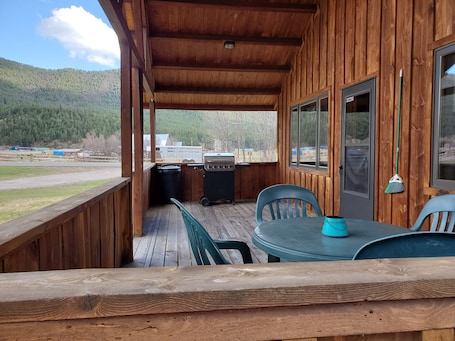 Outdoor dining. L Diamond E Guest Cabin #1 Rural luxury close to everything.