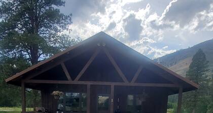 L Diamond E Guest Cabin #1 Rural luxury close to everything.
