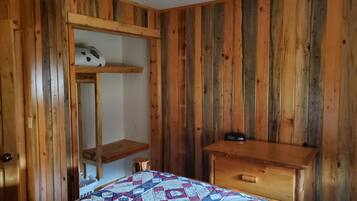 2 bedrooms, travel cot, free WiFi, bed sheets