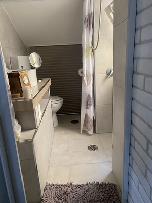 Douche, sèche-cheveux, serviettes fournies