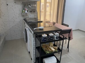 Cafetière/bouilloire, batterie de cuisine, vaisselle et ustensiles