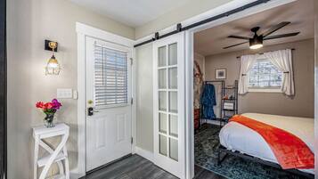 1 slaapkamer, een bureau, een strijkplank/strijkijzer, reisbedje