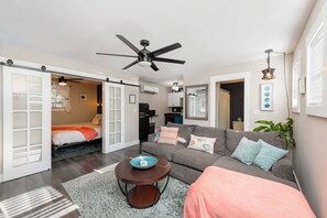 1 chambre, bureau, fer et planche à repasser, lit de bébé portatif