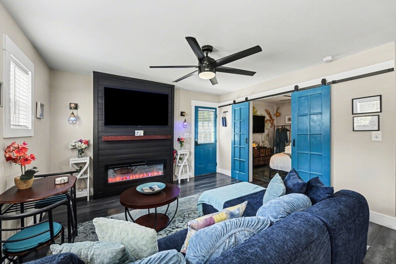 Smart TV, fireplace, stereo