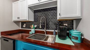 Réfrigérateur, micro-ondes, cafetière/bouilloire, grille-pain