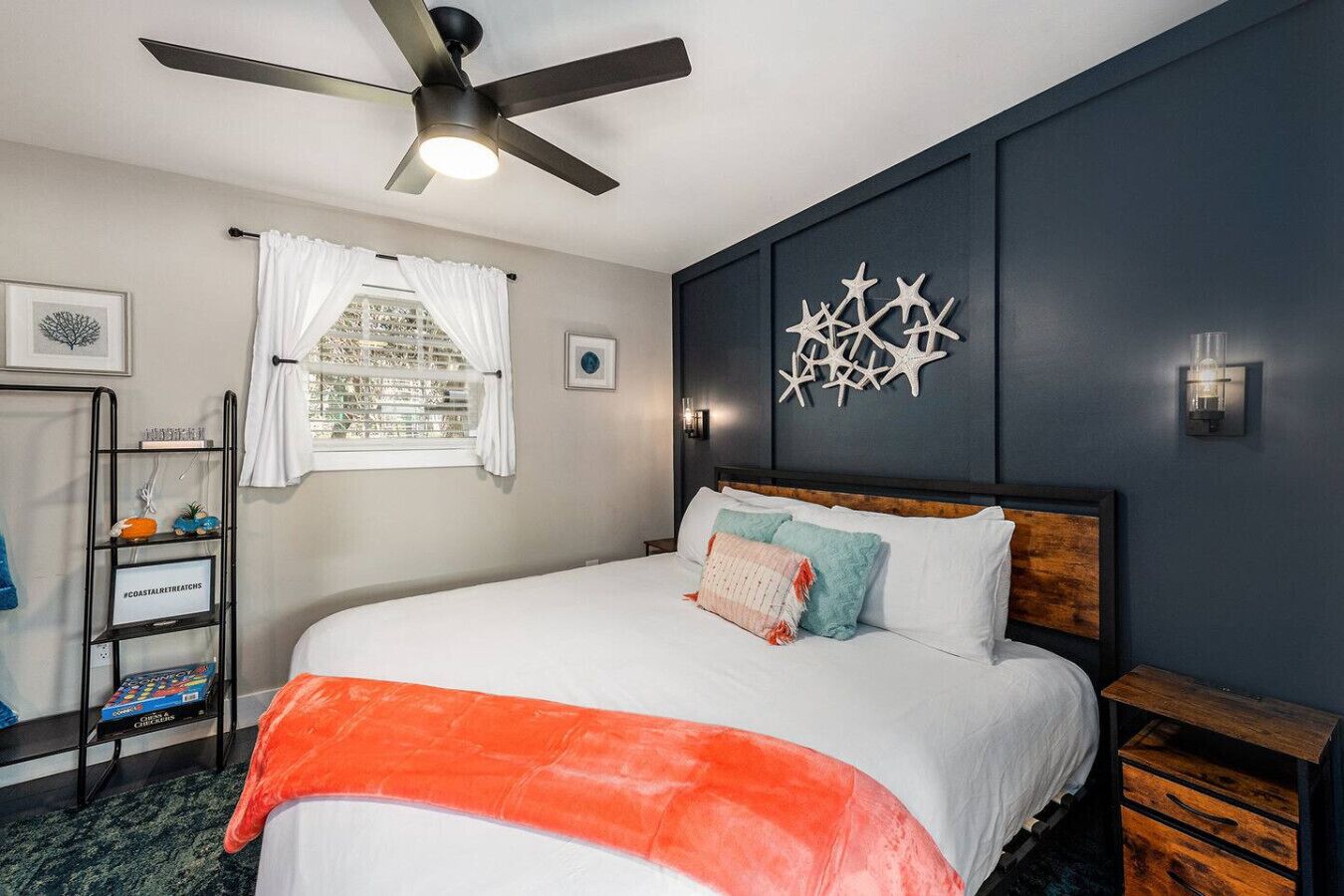 1 dormitorio, escritorio, tabla de planchar con plancha y cuna de viaje