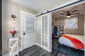 1 Schlafzimmer, Schreibtisch, Bügeleisen/Bügelbrett, Reisekinderbett