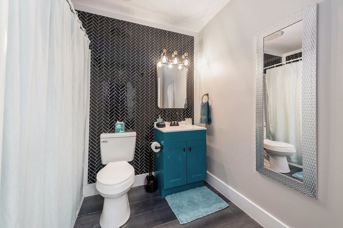 Duschwanne, Haartrockner, Handtücher