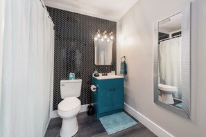 Ensemble baignoire-douche, séchoir à cheveux, serviettes fournies